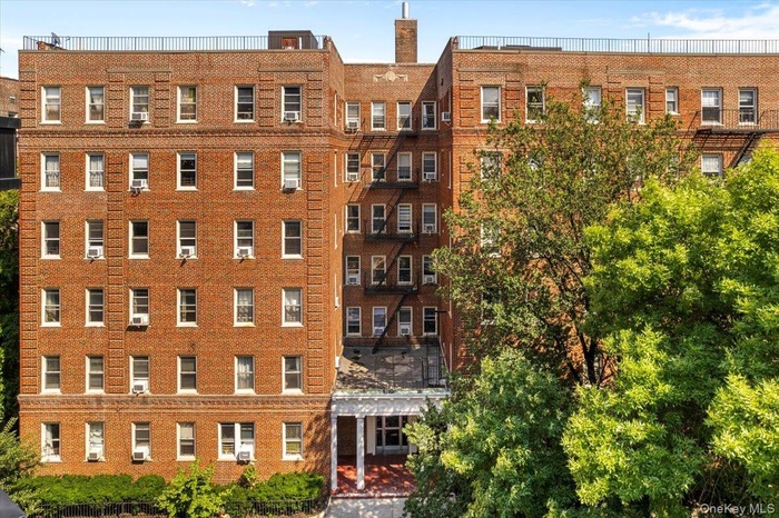 View of apartment building / complex