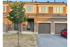 STUNNING TOWN HOME IN Barrhaven.