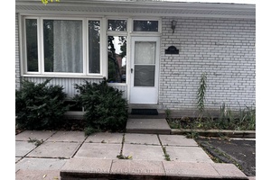 Beautifully Maintained Home in the Heart of Richmond Hill !