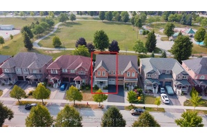 Parkview semi detached in core Aurora neighbourhood !