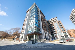 Welcome to the desirable Queensview Backyard Condos An abundance of natural light.
