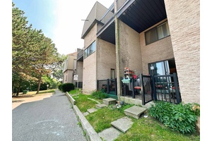 Beautifully Renovated 3 Bedroom, 2 Bathroom Condo Townhouse In The Highly Sought After Sheridan Community Of Mississauga !