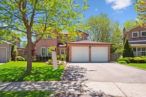 PRIVATE RAVINE LOT BACKING ONTO MARTINDALE PARK !