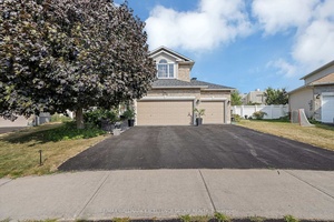 Prestigious Woodfield Versailles model on expansive PIE Shaped lot.