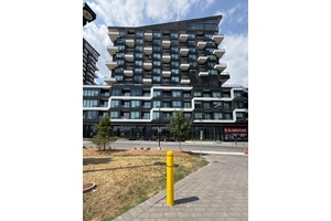 Stunning 1 Bedroom Den Condo in Prime Oakville Location !