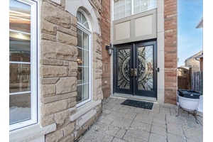 A Magnificent With 4 1 Beds, 5 Bath, Opulent and Huge Master's Bedroom W5pc Ensuite.