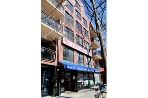 Experience the allure of Murray Hill with this remarkable condo apartment, featuring 1 spacious bedrooms and a modern bathroom.