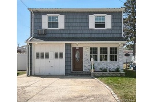 Exquisite Split Level Home with Luxurious Renovations and Modern Amenities Step inside this stunningly renovated 5 bedroom, 3 bathroom residence and experience the perfect blend of modern luxury and comfort.