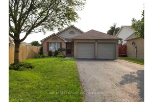 Welcome to this beautiful backsplit 4 detached house !