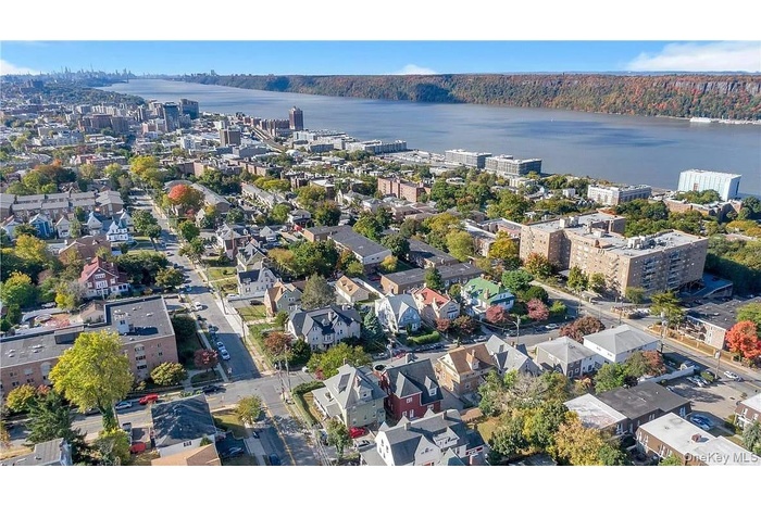 Aerial overview of property's location featuring a nearby body of water
