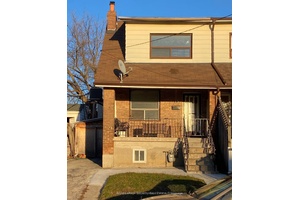 Location, location ! Dont miss this fantastic opportunity to live in the charming and quiet Corso Italia neighbourhood.