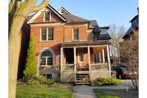 This large and bright 2 bedroom apartment occupies the main floor of a grand historic home on Marion st in the heart of Roncesvalles.