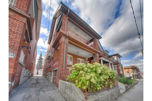 Updated 2 Bedroom Bath Basement Apartment in Prime Corso Italia !