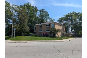 Live in the Heart of Port Credit where lifestyle meets convenience !