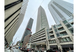 Situated in the vibrant heart of Midtown at Yonge amp ; Eglinton, this elegant 1 bedroom condominium offers 488 sq.