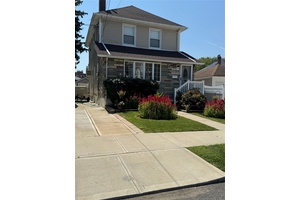 Charming Single Family Home in Prime Queens Village Location Welcome to your dream home !