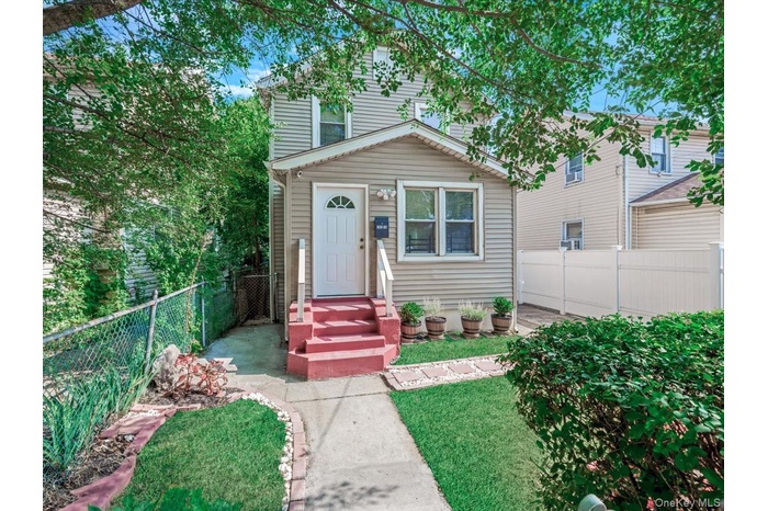 View of american foursquare style home