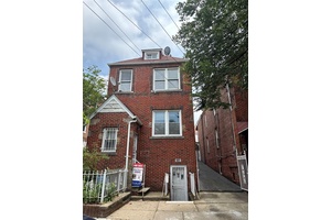 Now selling vacant and ready for its next chapter, this 2 family home is the perfect opportunity for buyers with vision.