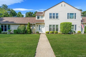 Welcome to Autumn Ridge, a highly sought after Planned Community with fabulous amenities within Sachem School District !
