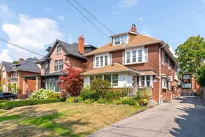 Bright amp ; spacious 2 bedroom upper level corner unit in prime Moore Parkone of Torontos most sought after neighbourhoods.
