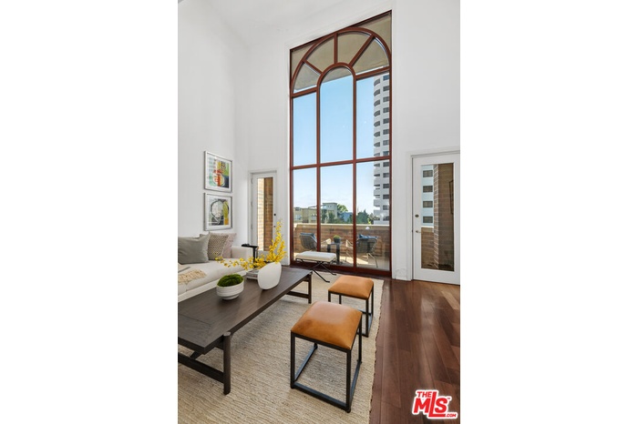 Floor-to-Ceiling Roman-style W