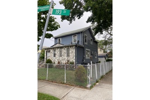 Come and make this single family your home, located in the heart of St Albans close transportation, parks, schools, shopping area, restaurants, Highways.