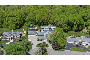 Ultimate Entertainer s Retreat in Coveted Deer Run Estates !