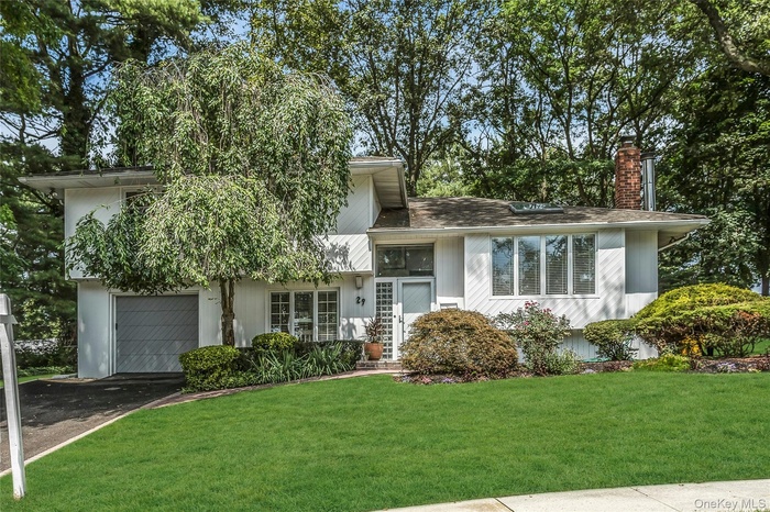 FRONT VIEW OF 29 ELMWOOD CT,CUL DE SAC WITH LUSH PROF.LANDSCAPED PROPERTY ON OVER 1/3 OF AN ACRE