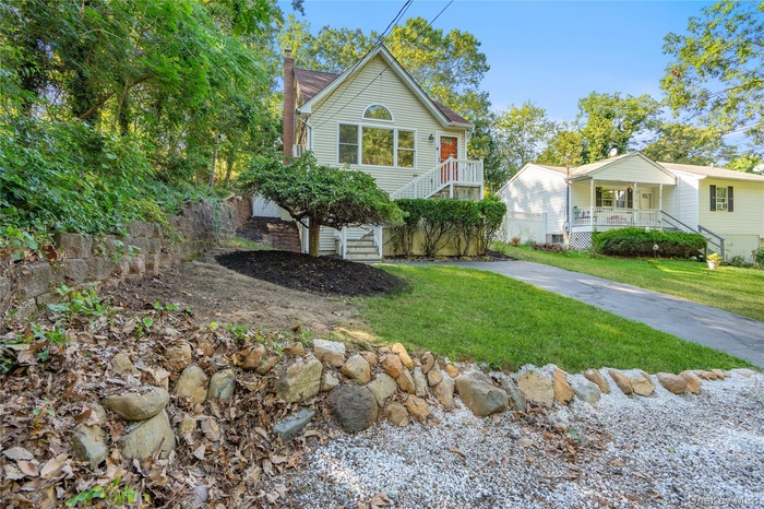 View of front facade and driveway