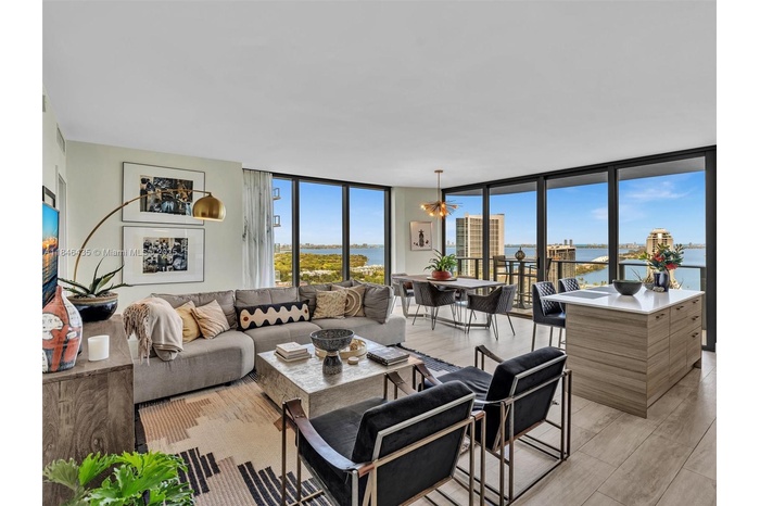 EXTENDED CORNER GREAT ROOM | VIEWS OF BISCAYNE BAY