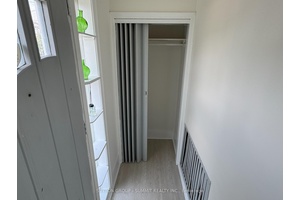 Main floor of a 2 Bedroom 1 Bath detached House, in quiet neighbourhood.