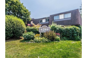 Luxuriously Renovated amp ; Exceptionally Spacious 3 Bedroom Townhome in heart of Mississauga.