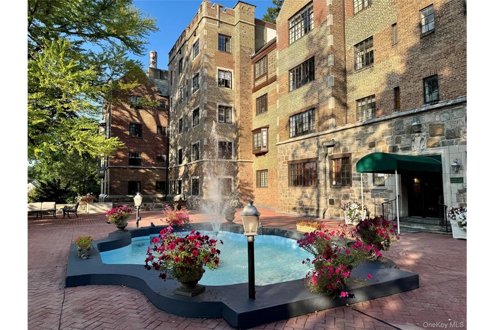 View of apartment building / complex