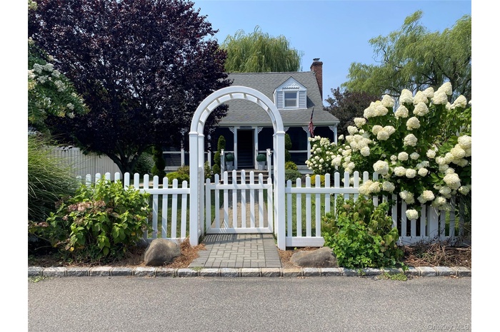 View of front of property featuring a fenced front yard