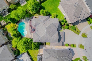 Welcome to Luxury Living at Its Finest !