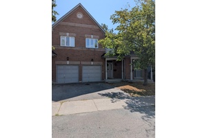 Absolutely Stunning 3 1 Bedroom 3 Bathroom Executive Townhome In Sought After Lakeview Location !
