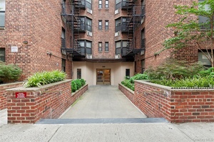 Welcome to the Lawrence House, a postwar cooperative, situated in a prime Upper East Side location in the heart of Lenox Hill.