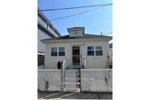 Contract vendee. Lovely 2 bed 1 bath bungalow in broad channel.