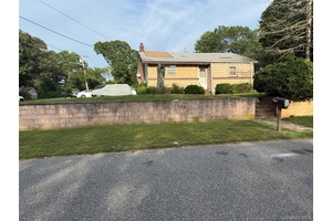 Take a look at this 3 bedroom 1 bathroom centrally located gem.