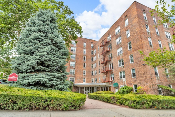 View of apartment building / complex