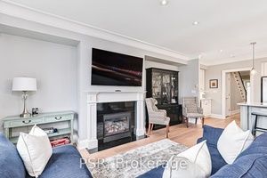 FALL SEASONAL LEASE, minimum 2 months with flexible dates Gorgeous two storey, fully furnished and outfitted Executive Waterfront Townhouse with soaring high ceilings located in Collingwood, and just a short ...