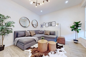 Great Location In The Heart Of Kensington Chinatown !