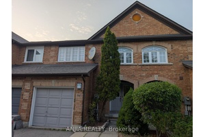 Bright amp ; Spacious Family Home on a Quiet Court in the Highly Desirable Oak Ridges Community !