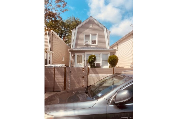 Dutch colonial featuring a gambrel roof