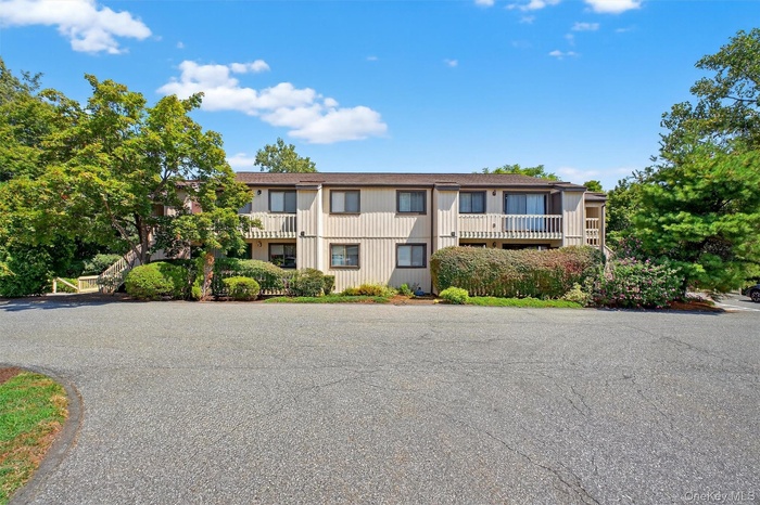 Welcome to 26 Overlook Commons in the heart of Yorktown Heights.