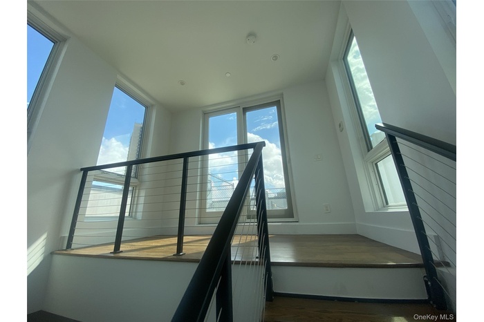 Bright DUPLEX Penthouse with Oversize Roof-Deck!