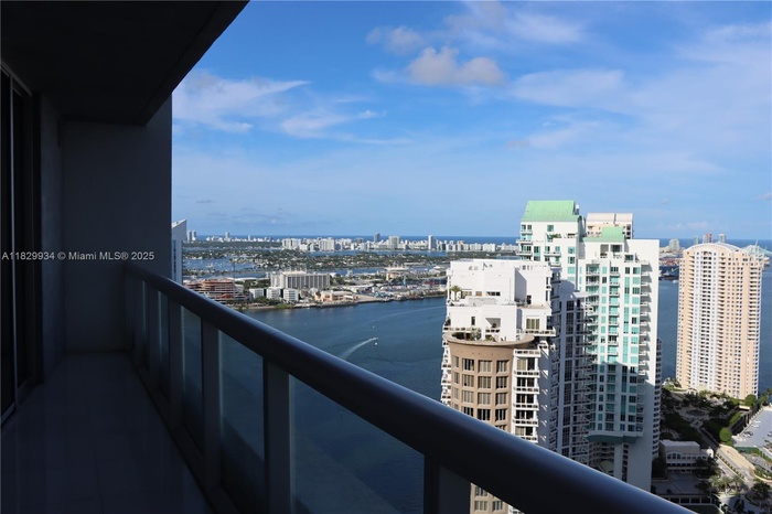 Icon Brickell
Modern glass high-rise in the heart of Brickell featuring luxury design and city skyline views.