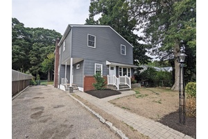 Newly renovated 6 bedrooms 3 baths colonial located on the quiet dead end street.