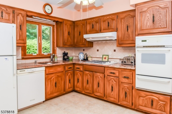 EAT IN KITCHEN