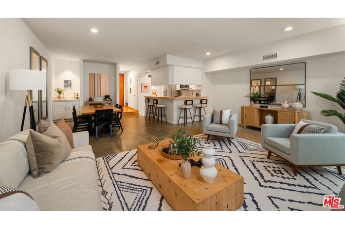 Beautiful great room, high cei